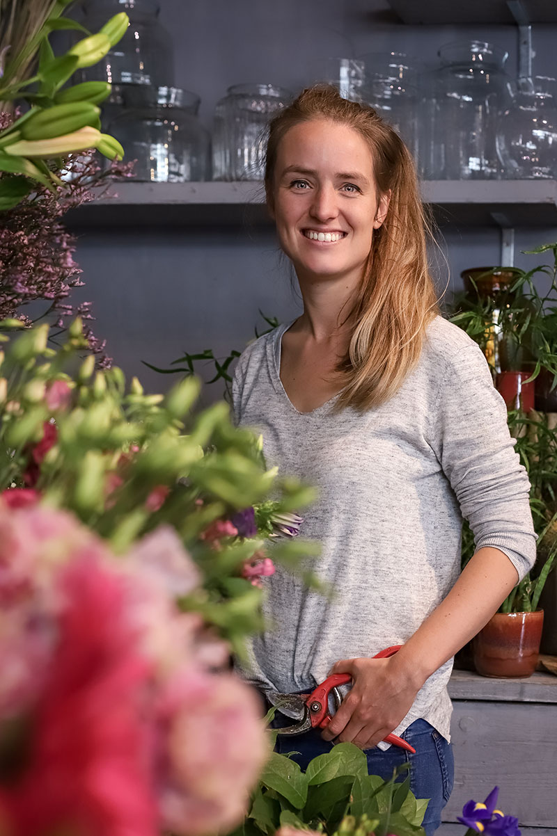Marieke Verhees in haar bloemenwinkel