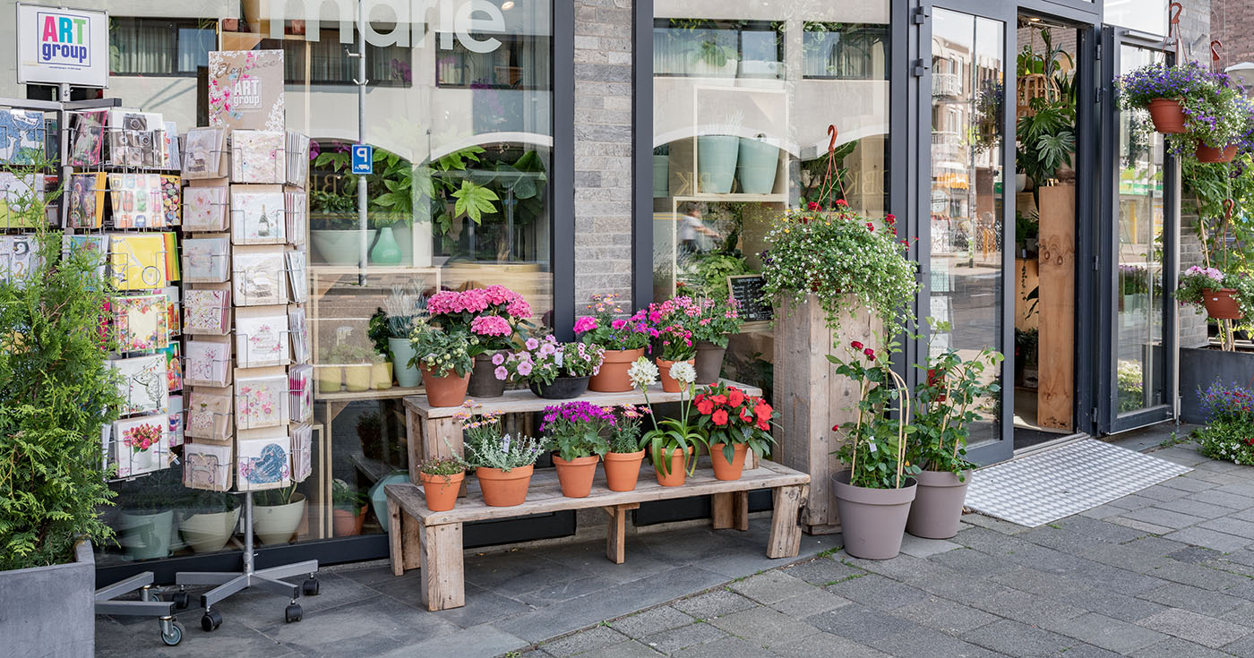 Voorkant en ingang van bloemenwinkel Bloemmarie