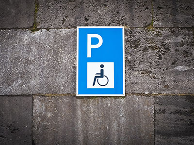 Muur met bordje parkeerplaats gehandicapten