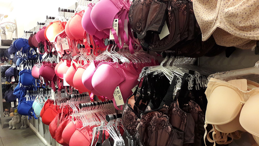 Rek met lingerie in winkel