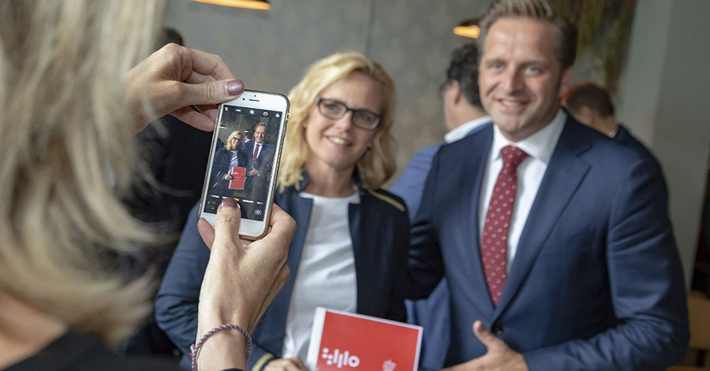 Minister Hugo de Jonge met Agnes Holtjes van Koninklijke Horeca Nederland