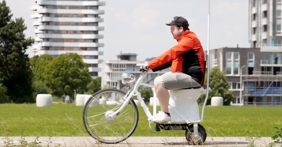 Man op een fiets met een ingebouwd toilet.