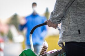 Foto van een persoon met een winkelmandje in de hand