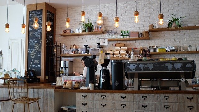 Foto van het interieur van een koffiebar