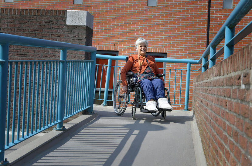 Foto van Aafke Cnossen in een rolstoel