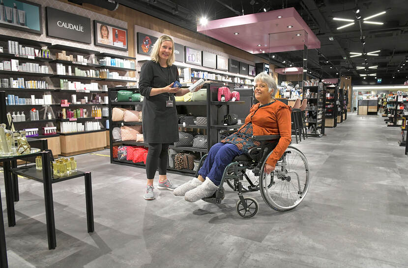 Foto van Aafke Cnossen in de Winkelhof met een medewerkster van de Beauty XL