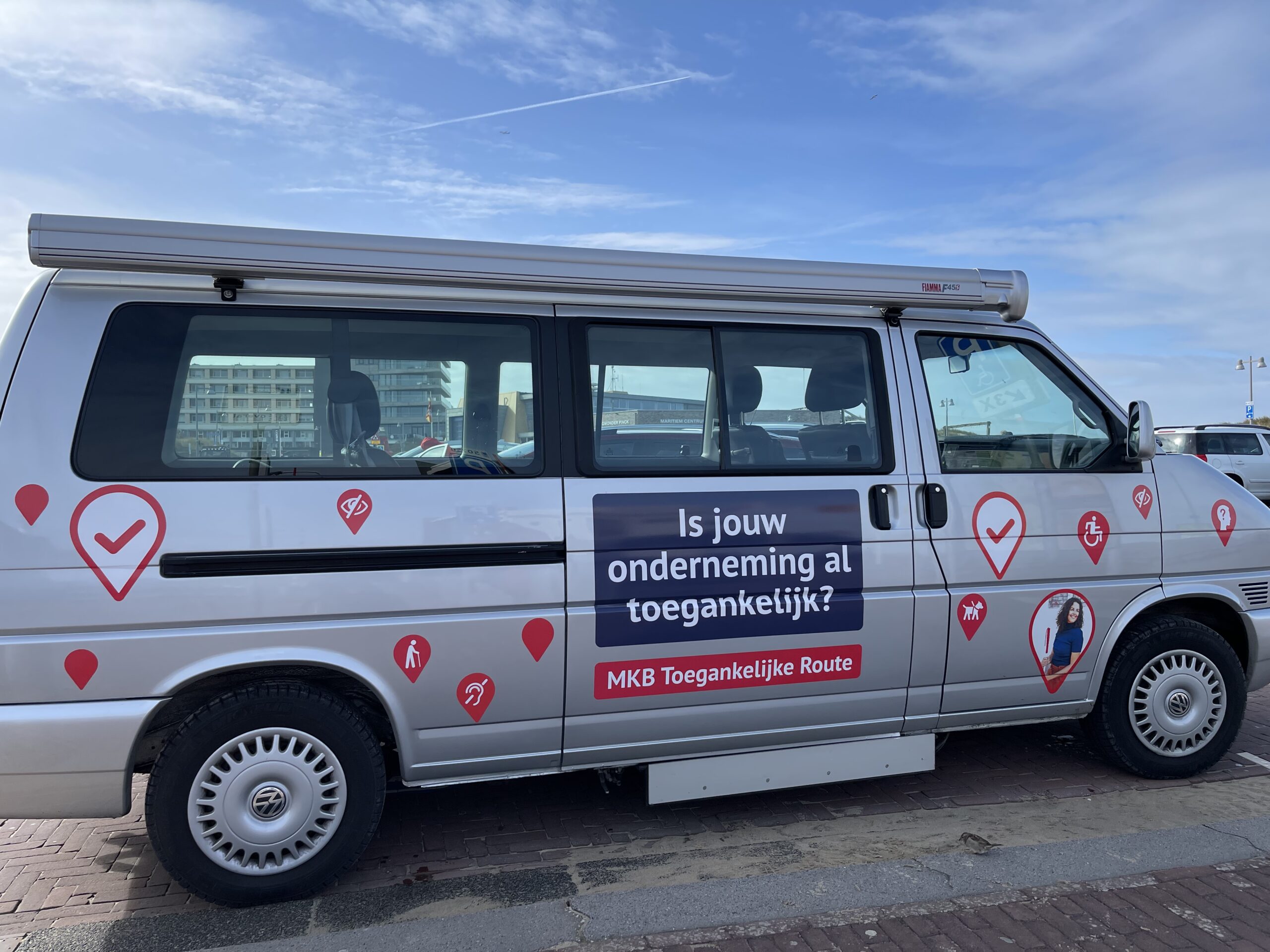 Foto van de promotie tourbus met bestickering