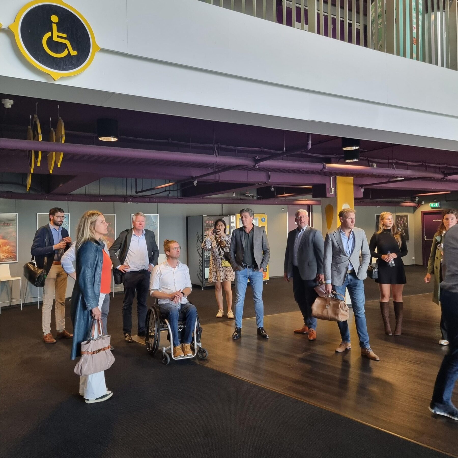 Foto van een groep mensen waaronder Lucille Werner en Jacco Vonhof op bezoek bij Pathé