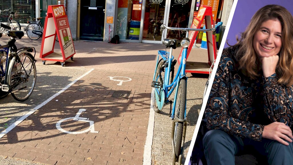 Foto van een geschilderde rolstoel voor de deur van de supermarkt