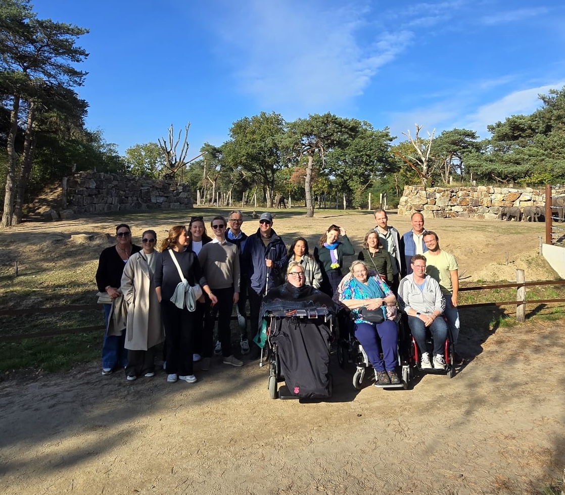 groep mensen op een groepsfoto in safaripark Beekse Bergen