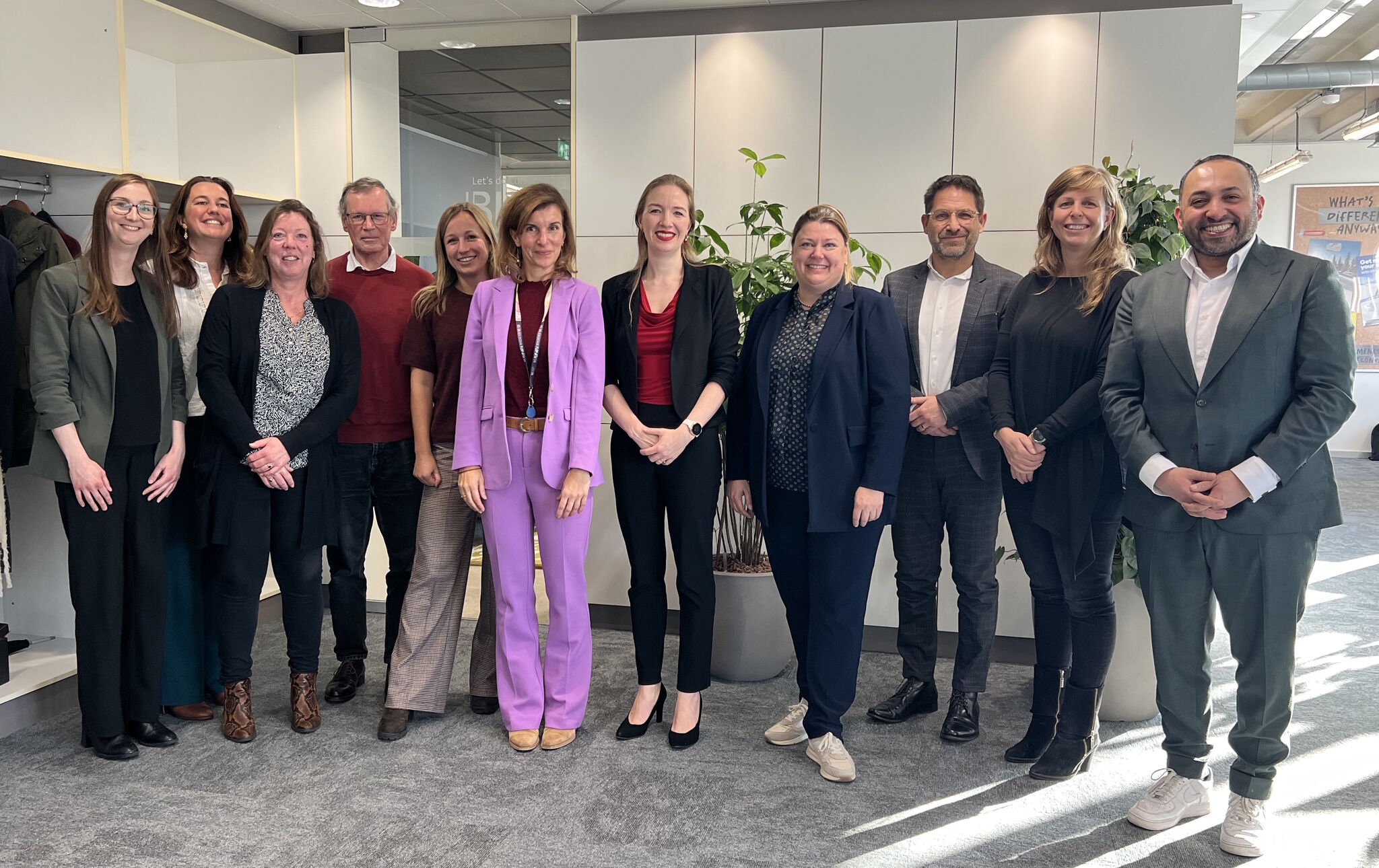 Groepsfoto met in het midden de staatsecretaris van VWS Nicki Pouw-Verweij